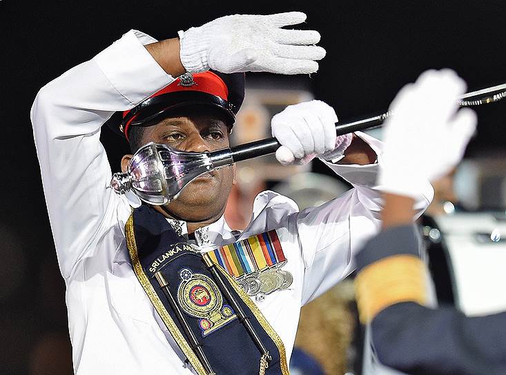 Военный оркестр Шри-Ланки во время церемонии.