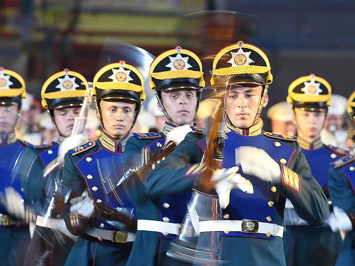 Военнослужащие роты специального караула Президентского полка службы коменданта Московского Кремля ФСО России во время церемонии.