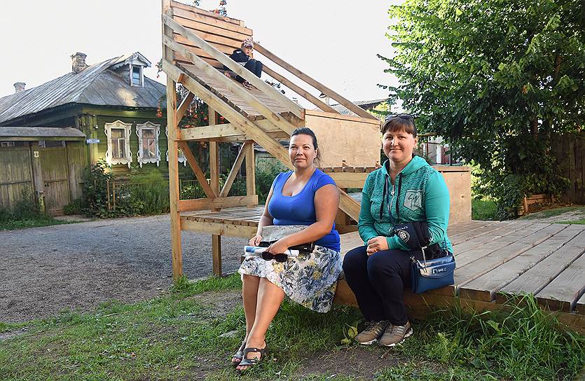 Лейла Махова (слева) очень гордится тем, как им вместе с соседями удалось улучшить свой двор