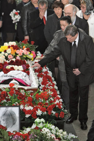 7 октября 2006 года Анна Политковская была убита в подъезде собственного дома на Лесной улице в Москве. Рядом с телом был обнаружен пистолет Макарова и четыре гильзы. 10 октября она была похоронена на столичном Троекуровском кладбище