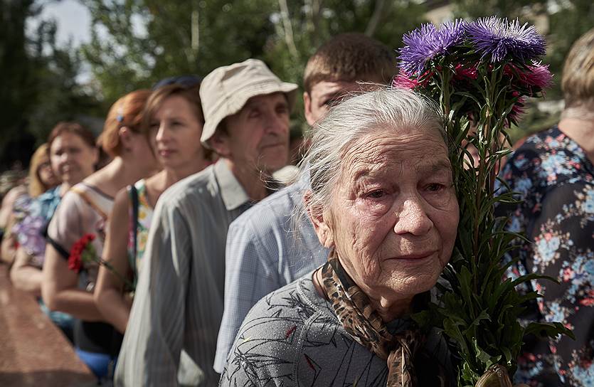 Тысячи человек выстроились в очередь в несколько километров, чтобы возложить цветы к гробу Александра Захарченко