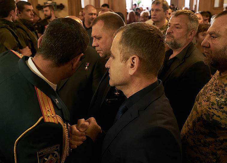 Бывший премьер-министр ДНР Александр Бородай (в центре)