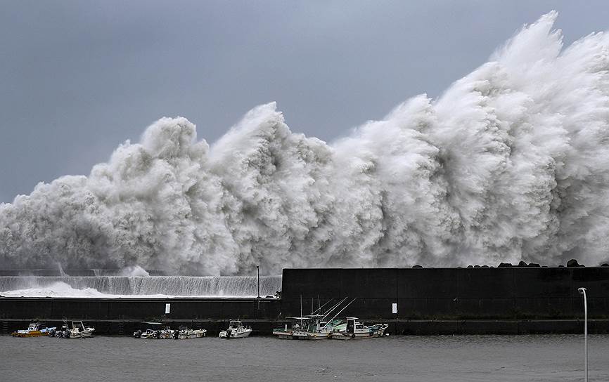Аки, Япония. Волны от тайфуна Джеби в порту