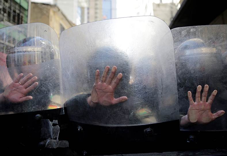 Ла Асунта, Боливия. Полицейские во время акции протеста, вызванной смертью производителя коки в столкновениях с полицией