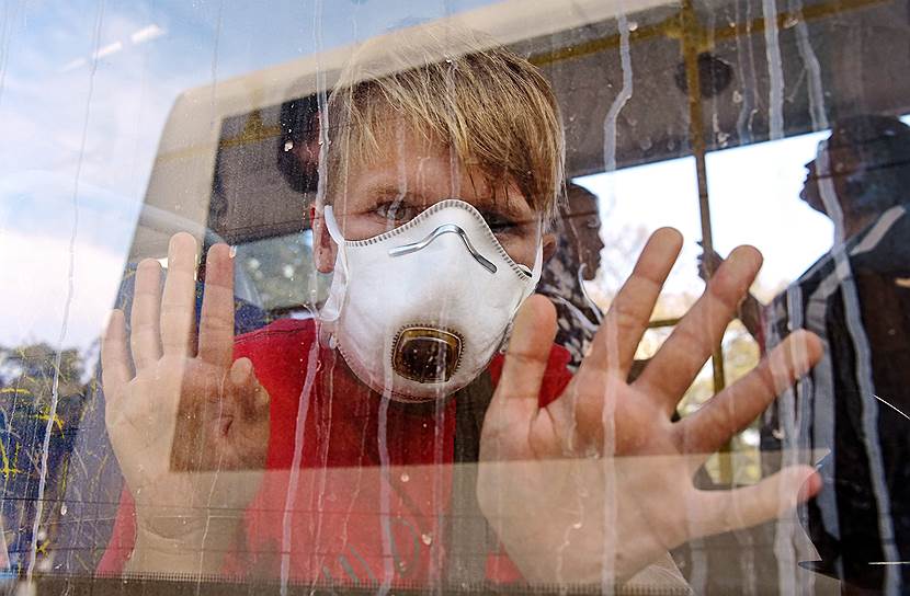 Армянск, Крым, Россия. Ребенок во время эвакуации, вызванной выбросами вредных химикатов 