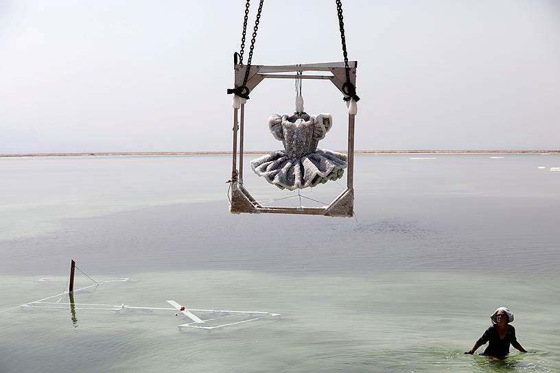 Мертвое море, Израиль. Художница Сигалит Ландау смотрит на свое произведение — балетную пачку, покрытую солью 