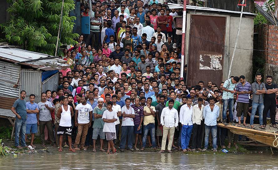 Округ Камруп, штат Ассам, Индия. Местные жители ждут новостей о пропавших родственниках после крушения лодки с 36 пассажирами 