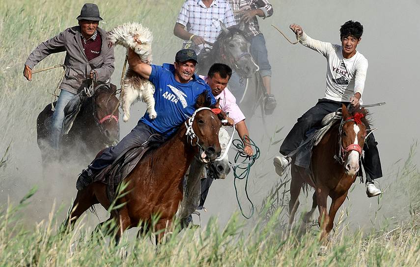 Баян-Гол-Монгольский автономный округ, Китай. Всадники играют в традиционную игру бузкаши (козлодрание)