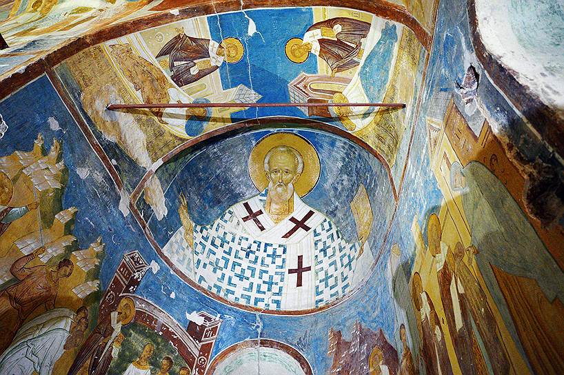 Образ святого Николая в Никольском приделе, который соседствует с Мартиниановским храмом. На фото хорошо видно, что украшения на книге в руках святого утрачены.