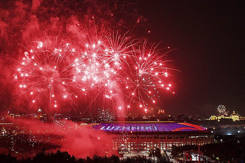 Праздничный салют у стадиона «Лужники» в Москве в честь Дня города