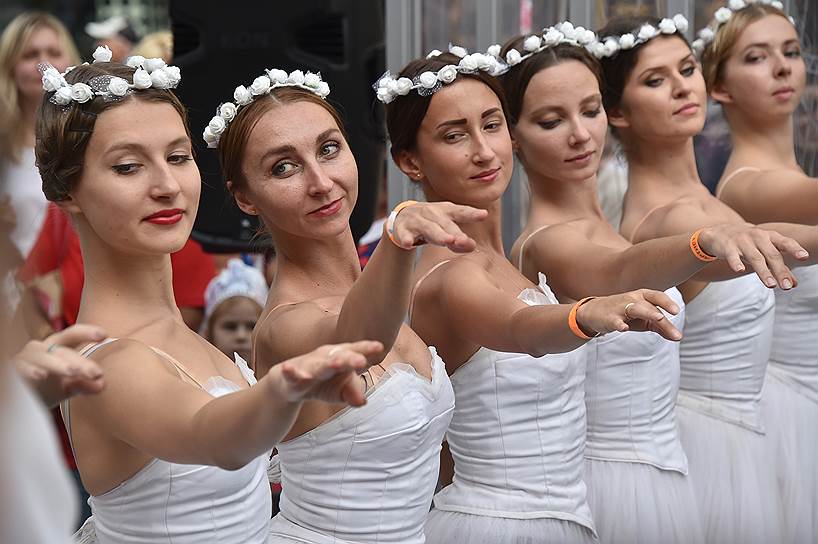 Балерины во время празднования Дня города