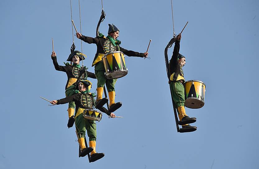 Воздушные гимнасты во время празднования Дня города
