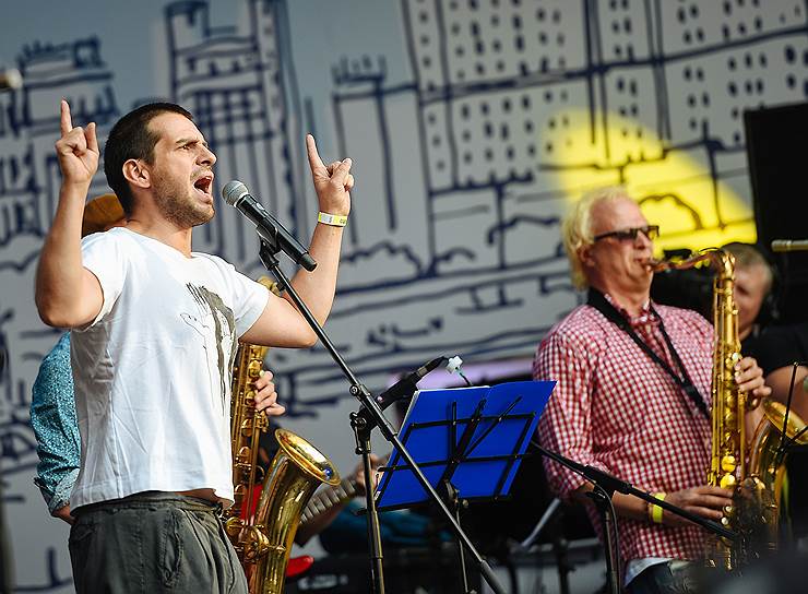 Музыкант Петр Налич во время выступления на праздновании Дня города