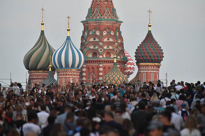 Вид на Собор Василия Блаженного во время празднования 871-й годовщины со дня основания Москвы