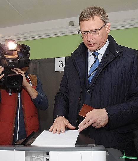 Временно исполняющий обязанности губернатора Омской области Александр Бурков во время голосования