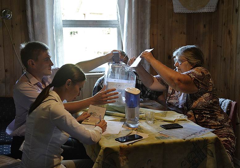 Московская область. Сотрудники участкового избиркома устроили для дачников «выборы на дому»