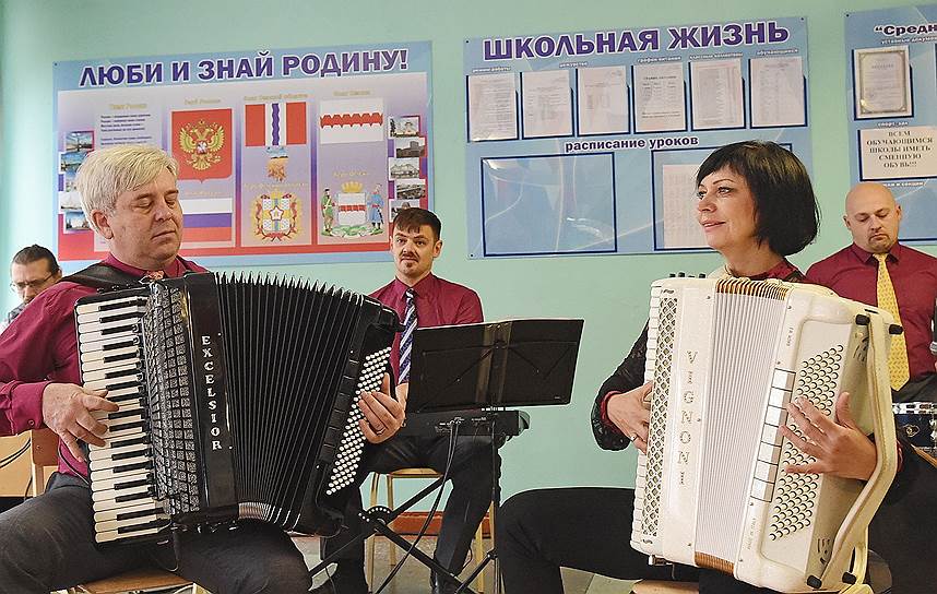 Омск. Концерт на одном из избирательных участков во время выборов губернатора Омской области