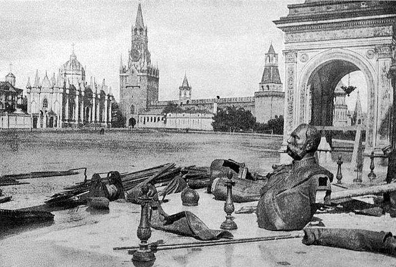 Памятник Александру II построили за пять лет, а на его демонтаж потребовалось в два раза больше времени