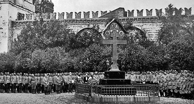 Построенный по проекту В. М. Васнецова памятный крест на месте убийства великого князя Сергея Александровича снесли в 1918 году