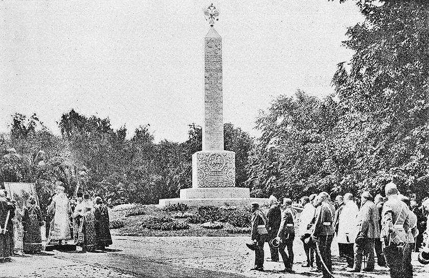 Романовский обелиск в Александровском саду был перестроен в памятник теоретикам марксизма, а затем вновь превратился в Романовский обелиск