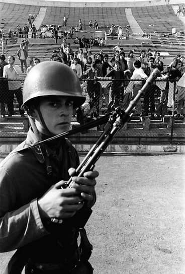 В день переворота на территории Сантьяго был создан ряд концентрационных лагерей для политических заключенных, наиболее известным из которых стал концлагерь, созданный на стадионе чилийской столицы