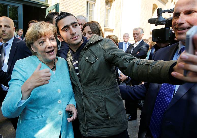 Одним из символов подобного немецкого гостеприимства стала фотография 2015 года, на которой сириец из баварского лагеря для беженцев снимает селфи, прижавшись плечом к улыбающейся Ангеле Меркель