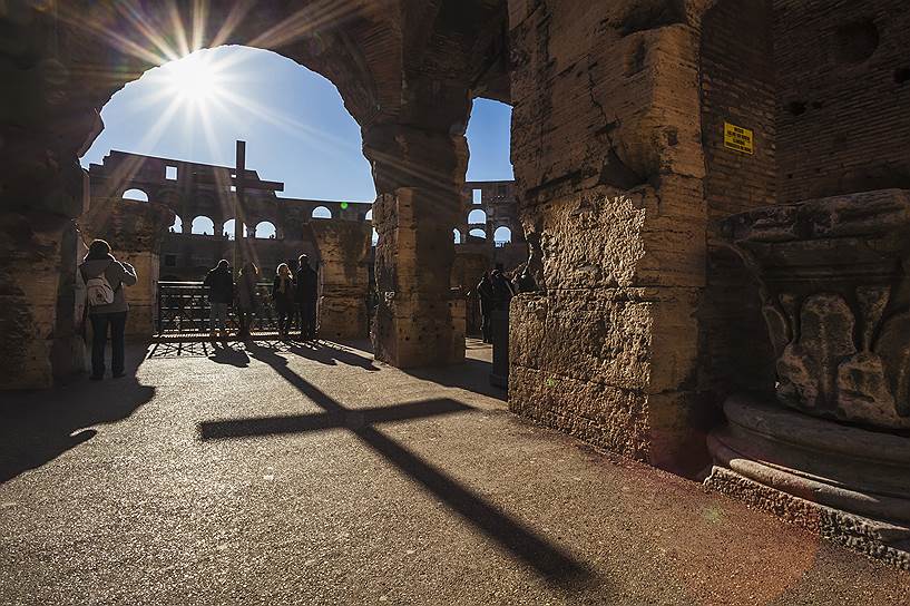 Рассказ о том, что в римском Колизее происходили массовые казни христиан, стали популярны в XVIII веке, когда на арене был установлен крест