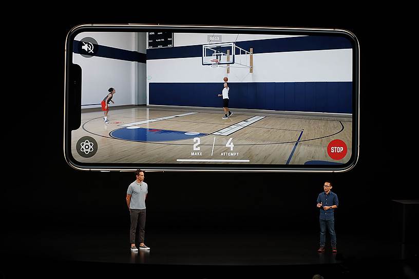 Новые модели iPhone устроены таким образом, чтобы в игры было удобно играть одной рукой. Второй, например, можно будет держаться за поручни в метро или катить тележку в супермаркете