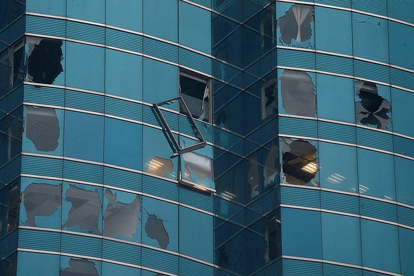 Выбитые стекла в офисном здании в Гонконге