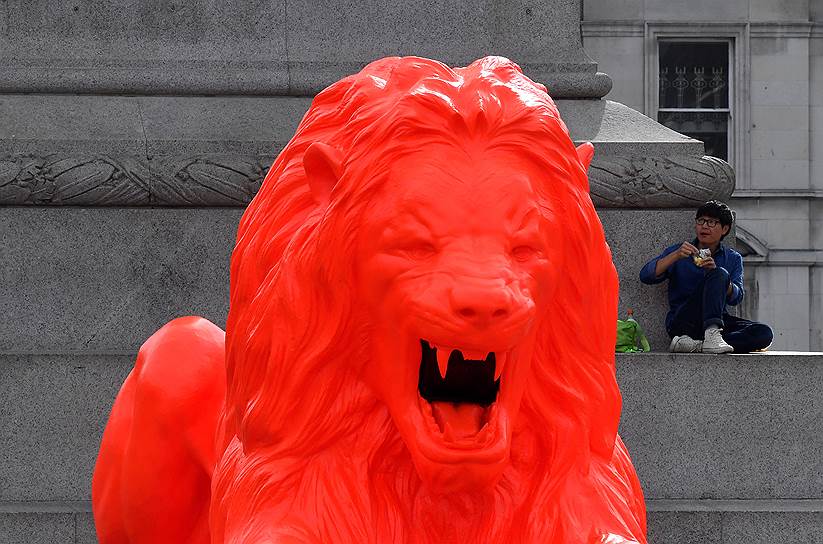 Лондон, Великобритания. Покрашенная художницей Эс Дэвлин статуя льва в рамках Лондонского фестиваля дизайна