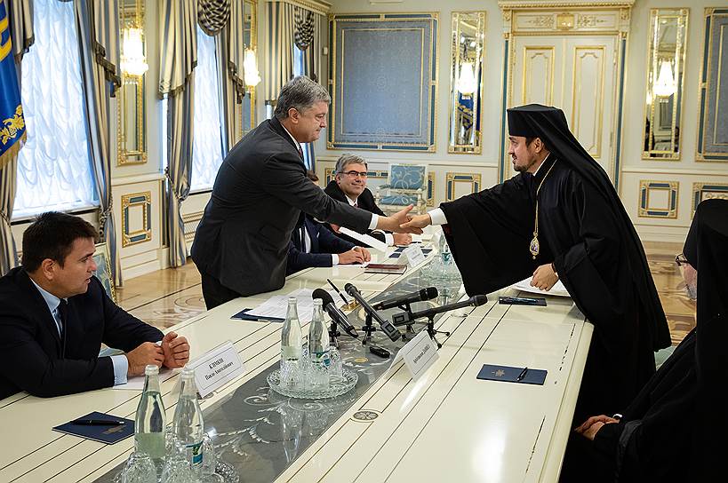 Слева направо: министр иностранных дел Украины Павел Климкин, президент Украины Петр Порошенко и епископ Иларион Эдмонтонский