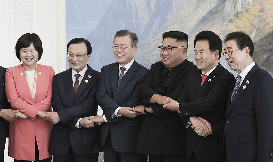 Глава Южной Кореи Мун Чжэ Ин (третий слева) и глава Северной Кореи Ким Чен Ын (третий справа)
