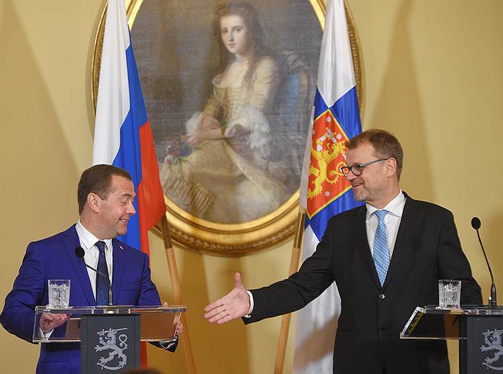 Председатель правительства России Дмитрий Медведев (слева) и премьер-министр Финляндии Юха Сипиля