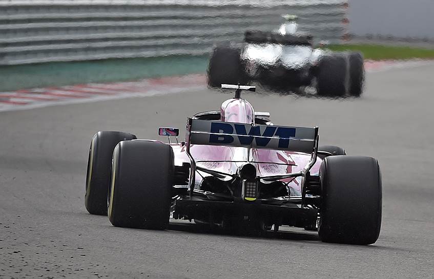 Гонщик команды Force India во время финального заезда 