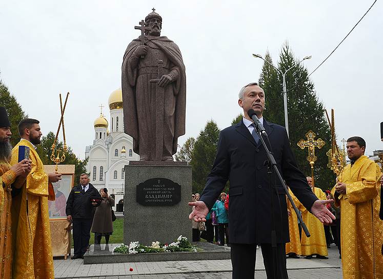 Новосибирск, Россия. Губернатор Новосибирской области Андрей Травников во время открытия памятника святому равноапостольному великому князю Владимиру