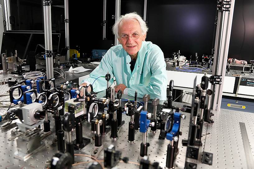 Жерар Муру (на фото) и Донна Стрикланд  предложили метод, с помощью которого генерируют сверхкороткие лазерные импульсы. Их применяют, чтобы проводить операции по коррекции зрения и наблюдать за мгновенными процессами, например, движением электронов вокруг атомного ядра