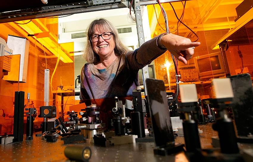 Королевская шведская академия наук присудила награду сразу двум исследованиям и впервые за 55 лет отметила женщину-физика &lt;br>
На фото: Донна Стриклэнд из Канады