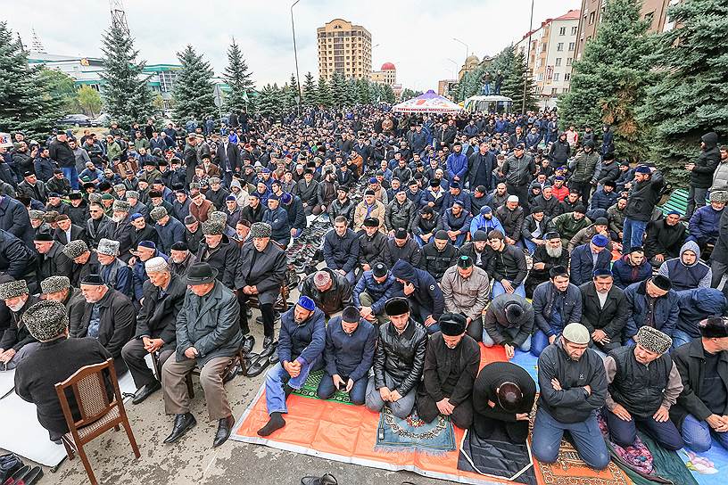 Акция протеста на площади Алании в Магасе. Основное требование протестующих — вынести вопрос об установлении границы между Ингушетией и Чечней на референдум