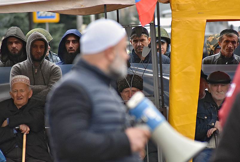 Участники митинга против передачи Чечне части территории Ингушетии в Магасе
