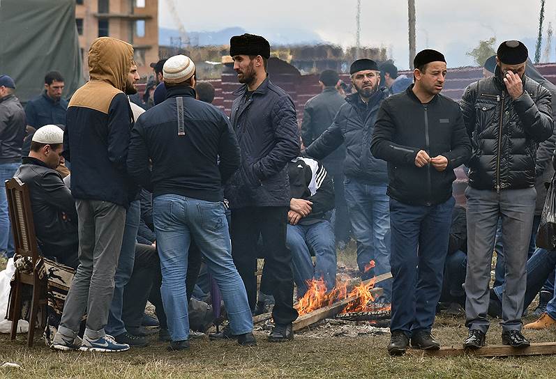 Протестующие заявили, что не разойдутся, пока не будет отменено соглашение о разграничении границы с Чечней,  глава Ингушетии Юнус-Бек Евкуров не уйдет в отставку