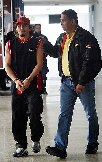 Венесуэльского боксера Эдвина Валеро (на фото слева) обвиняли в нападении на собственных мать и сестру. А в апреле 2010 года он был арестован по подозрению в убийстве своей жены. Спортсмен сознался в этом, а на следующий день повесился в камере