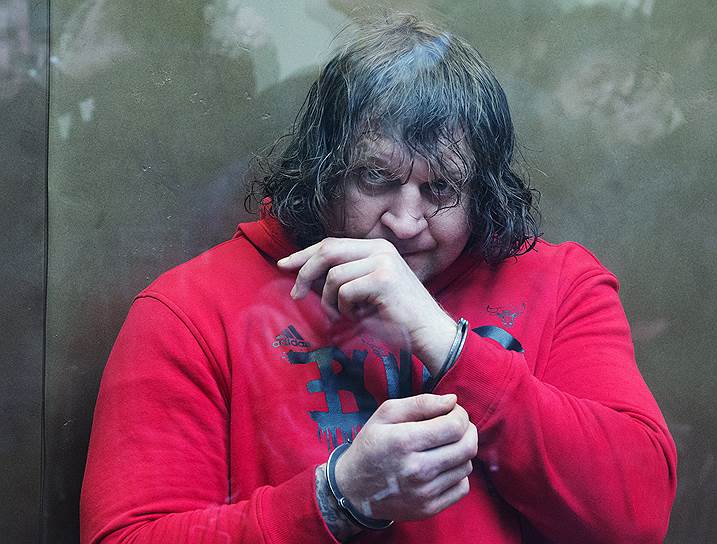 В мае 2015 года боец смешанных единоборств Александр Емельяненко получил четыре с половиной года колонии за изнасилование своей домработницы. В октябре 2016 года он освободился по УДО, после чего продолжил выступать на ринге