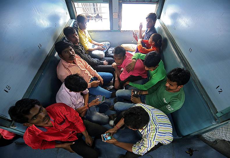 Ахмадабад, Индия. Рабочие в поезде