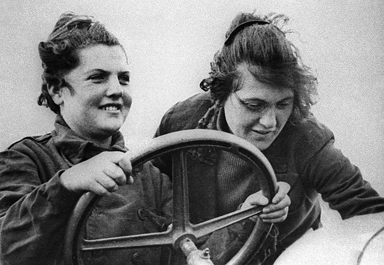 Паша Ангелина (слева) с сестрой Надей работали в первой в стране женской тракторной бригаде и благодаря своим стахановским рекордам смогли избежать репрессий во время гонений на советских греков, ведь на самом деле их фамилия была Ангелиди
