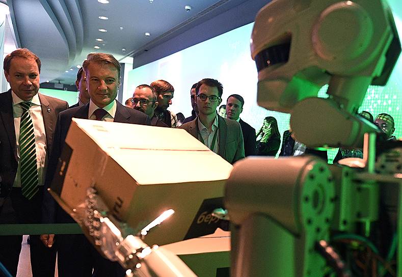 Глава Сбербанка Герман Греф активно внедряет передовые технологии, занимая рабочие места, не требующие высокой квалификации, роботами