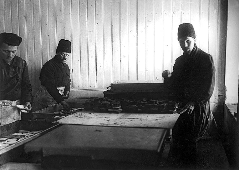 В голодном 1921 году непритязательные бутерброды с маслом, готовившиеся для делегатов X съезда РКП(б), были настоящим деликатесом
