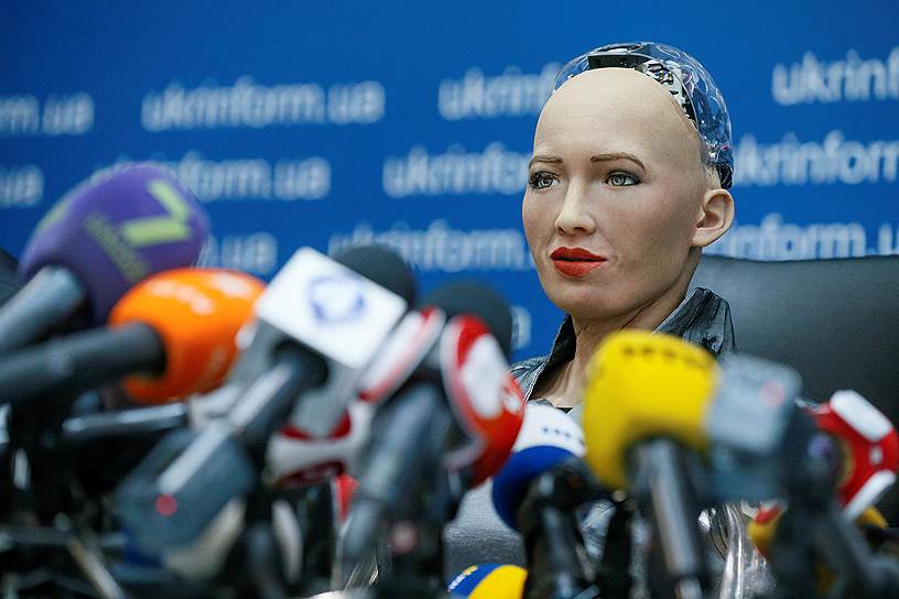 Киев, Украина. Робот София производства Hanson Robotics на пресс-конференции после встречи с молодыми изобретателями и официальными лицами