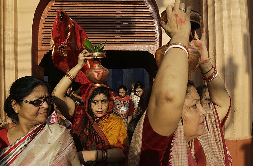 Калькутта, Индия. Индуистки несут воду из Ганга во время праздника Дурга-пуджа 