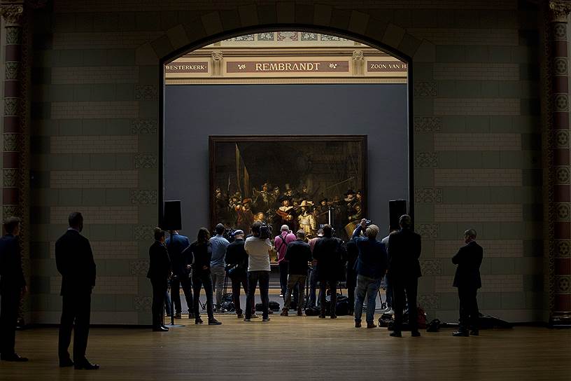 Амстердам, Нидерланды. Журналисты на пресс-конференции, во время которой было объявлено, что «Ночной дозор» Рембрандта будут реставрировать в прямом эфире