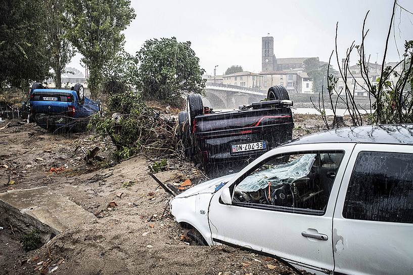 Треб, Франция. Машины, перевернутые в результате наводнения